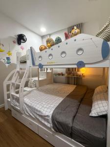 una litera con un barco encima en Modern KL City M vertica condo near MRT, TRX & Sunway Velocity, infinity pool & Parking, en Kuala Lumpur