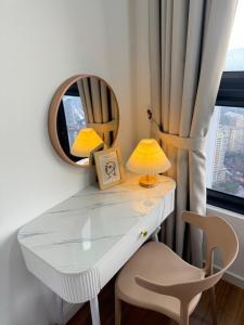 tocador con espejo y silla en Modern KL City M vertica condo near MRT, TRX & Sunway Velocity, infinity pool & Parking, en Kuala Lumpur 31 fotos más