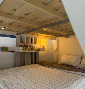 Habitación con cama y techo con luz. en Modern KL City M vertica condo near MRT, TRX & Sunway Velocity, infinity pool & Parking, en Kuala Lumpur