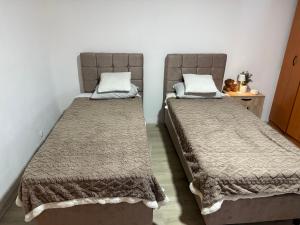 ボルにあるApartman Teodoraの部屋に並んで置かれた2つのベッド