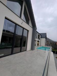 een afbeelding van een huis met een zwembad bij Emirage Pool & Spa in Şimon