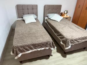 ボルにあるApartman Teodoraの小さな部屋にベッドが2つあり、 +3枚の写真