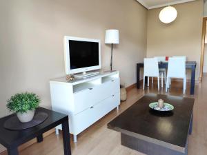 - un salon avec une commode et une télévision dans l'établissement Apartamento Novomar By Solymar Holiday, à Torre del Mar