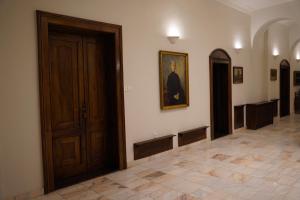 een kamer met een deur en een foto aan de muur bij Vila Băncii Naționale in Băile Herculane