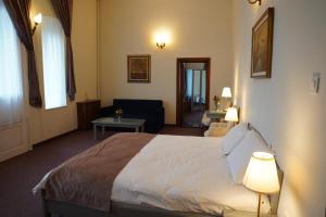 een hotelkamer met een bed en een woonkamer bij Vila Băncii Naționale in Băile Herculane