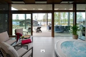 Posezení v ubytování Top-equipped Kaarna Spa Villa