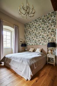 Ένα ή περισσότερα κρεβάτια σε δωμάτιο στο Schloss Hotel Alte Rentkammer +16 φωτογραφίες