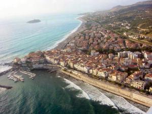 an aerial view of a beach with buildings and the ocean at B&B Stella Maris in Diamante