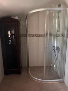 eine Dusche mit Glastür im Badezimmer in der Unterkunft Marvelous Seaview Villa Lemon Kalkan in Kalkan + 36 Fotos