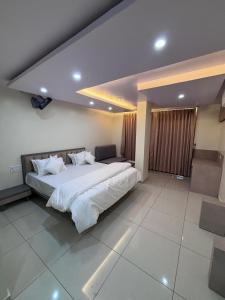 Un dormitorio con una cama grande con sábanas blancas. en NR Hotel, en Rīngas