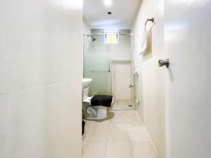 Sampongcorner 1BR unit with city view Avant at The Fort的带马桶和水槽的浴室