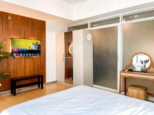 Sampongcorner 1BR unit with city view Avant at The Fort的卧室里有一张白色的床和一面镜子