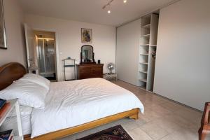 Ένα ή περισσότερα κρεβάτια σε δωμάτιο στο House with spectacular view of Monaco & the Mediterranean BENAKEY