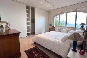 Ένα ή περισσότερα κρεβάτια σε δωμάτιο στο House with spectacular view of Monaco & the Mediterranean BENAKEY