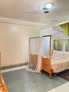 Ένα ή περισσότερα κρεβάτια σε δωμάτιο στο Palm springs Hotel masaka