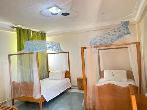 Ένα ή περισσότερα κρεβάτια σε δωμάτιο στο Palm springs Hotel masaka