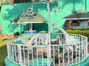 Κήπος έξω από το Palm springs Hotel masaka