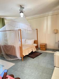 Ένα ή περισσότερα κρεβάτια σε δωμάτιο στο Palm springs Hotel masaka