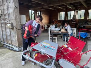 Un hombre está parado junto a una motocicleta roja. en Oasis Minamiboso, en Minamiboso