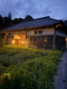 una casa con las luces encendidas en el patio en Oasis Minamiboso, en Minamiboso