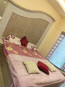 埃尔加德Hotel Happy Hill的一张带枕头的天蓬床