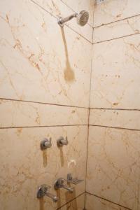 埃尔加德Hotel Happy Hill的带淋浴的瓷砖浴室