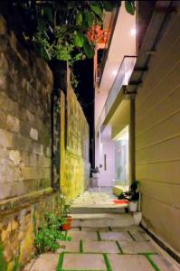 埃尔加德Hotel Happy Hill的一条小巷,有一座建筑和一面墙