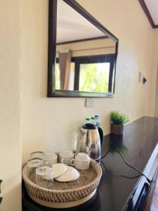 een tafel met borden en kopjes en een waterkoker bij Lebijou Guesthouse - Konesavath in Don Det +71 foto's