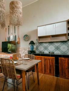 eine Küche mit Tisch und Stühlen in einem Zimmer in der Unterkunft Villa Soluna Lovina in Lovina + 13 Fotos