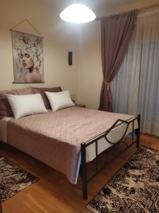 Giường trong phòng chung tại Quiet House with Garden for Family & Friends