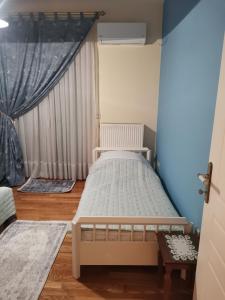 Giường trong phòng chung tại Quiet House with Garden for Family & Friends +2 ảnh