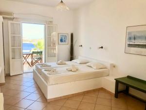 Ένα ή περισσότερα κρεβάτια σε δωμάτιο στο Agios Pavlos Studios