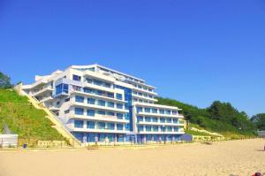 オブゾルにあるAurora apartments on the beachのビーチ横の大きな建物
