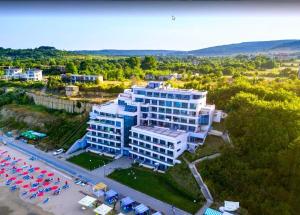 オブゾルにあるAurora apartments on the beachの駐車場付き建物の空中ビュー