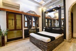 a bedroom with a large bed in a room at Hotel O Avenue Villa in Dum Dum