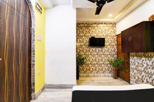 a lobby with a tv on a wall at Hotel O Avenue Villa in Dum Dum