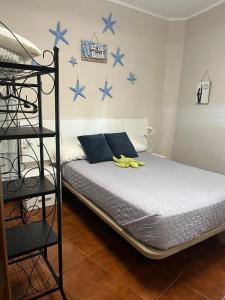 a bedroom with a bed with blue stars on the wall at Casa Tortuga 1era linea de playa in Alcalá
