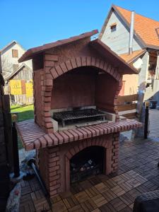 ムクロパイにあるKuća za odmor Mećavaのパティオ(レンガ造りのピザオーブン)