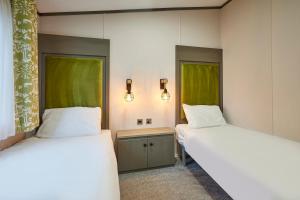 Ένα ή περισσότερα κρεβάτια σε δωμάτιο στο Gleneagles Lodge with Hot Tub