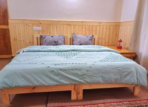 Postel nebo postele na pokoji v ubytování Streamside Homestay-Kharu