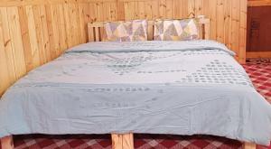 Postel nebo postele na pokoji v ubytování Streamside Homestay-Kharu