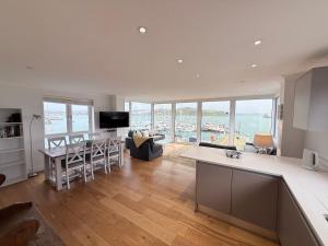 Kuchyň nebo kuchyňský kout v ubytování Luxury House With Panoramic Harbour Views + 30 fotografií