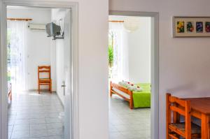 une chambre avec une porte menant à une chambre dans l'établissement Olive Grove Apts, à Lithakia