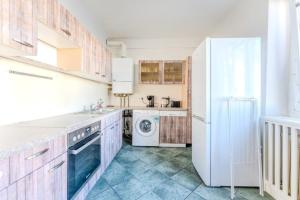 多瑙河畔克雷姆斯Central apartment by Train Station Krems的配有冰箱、洗衣机和烘干机的厨房