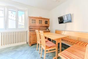 多瑙河畔克雷姆斯Central apartment by Train Station Krems的带桌子和电视的餐厅