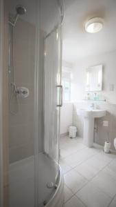 AshspringtonにあるThe Watermans Armsのシャワーと洗面台付きのバスルーム