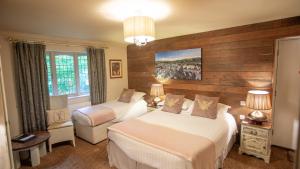 AshspringtonにあるThe Watermans Armsのベッド2台と椅子があるホテルの部屋 +13枚の写真