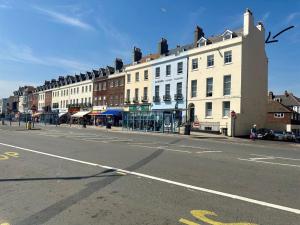 eine leere Straße in einer Stadt mit Gebäuden in der Unterkunft Cosy Studio Steps From Beach in Weymouth