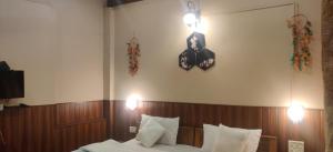 Un dormitorio con una cama y un reloj en la pared. en lake & woods-a boutique lakeview property, en Bhimtal