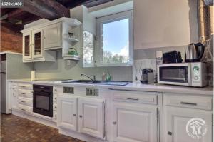 Kuchyň nebo kuchyňský kout v ubytování Gite de la Ville aux Bois